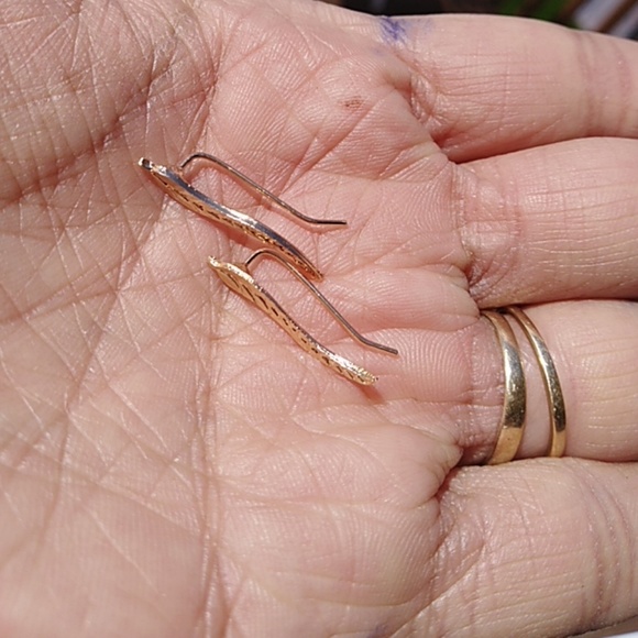 🎆 2 for $15🎆 Gold or Silver leaf Ear Climbers - Picture 4 of 5